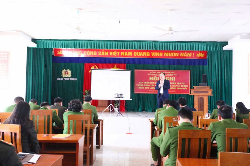 Công an phường Đông Hải tổ chức tập huấn ứng dụng trí tuệ nhân tạo trong công tác hành chính và truyền thông